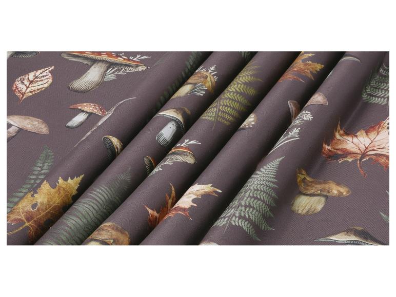 Tissu avec motif de champignons forestiers, feuilles et fougères en marron foncé.