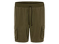 Shorts cargo verts avec cordon de serrage.
