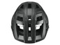Un casque de vélo noir avec des ouvertures de ventilation.