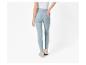 Jeans slim ajustés bleu clair et baskets.