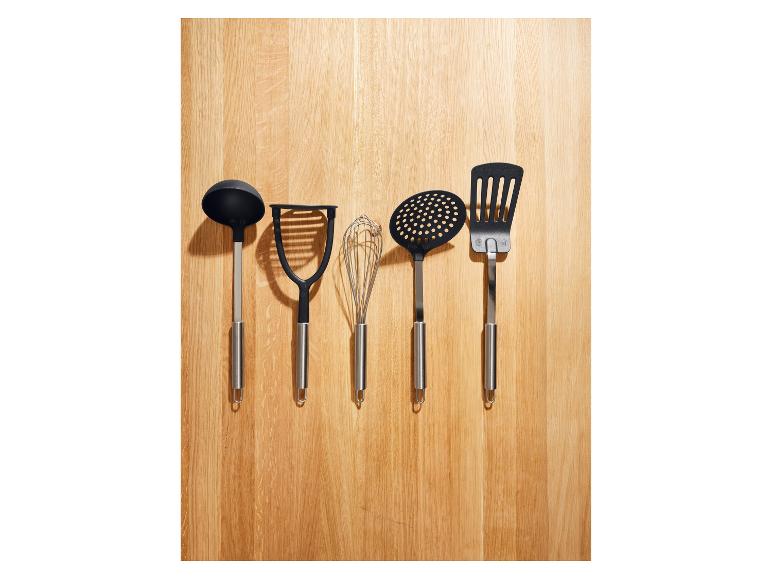 Ladle, presse-purée, fouet et spatules de cuisine.