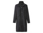 Un long manteau noir à capuche.