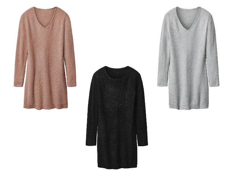 Trois hauts duveteux à manches longues : un pêche col en V, un noir col rond et un gris col en V.