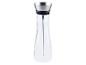 Une carafe en verre avec un couvercle en métal et une tige pour infuser du thé.