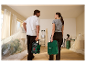 Couple se déplaçant dans une maison en rénovation, transportant des outils Parkside.