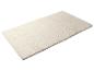 Tapis rectangulaire en fausse fourrure blanc cassé avec un motif texturé subtil