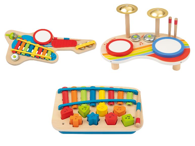 Ensemble d'instruments de musique en bois pour enfants, comprenant guitare, batterie et xylophone.