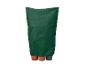 Housse de protection verte pour plantes sur trois pots.