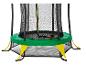Un trampoline vert avec un filet de sécurité noir.