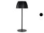 Lampe de table noire avec abat-jour plissé et base ronde, avec options de couleur noir et blanc.