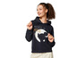 Une femme porte un sweat-shirt noir avec un motif Mickey Mouse.