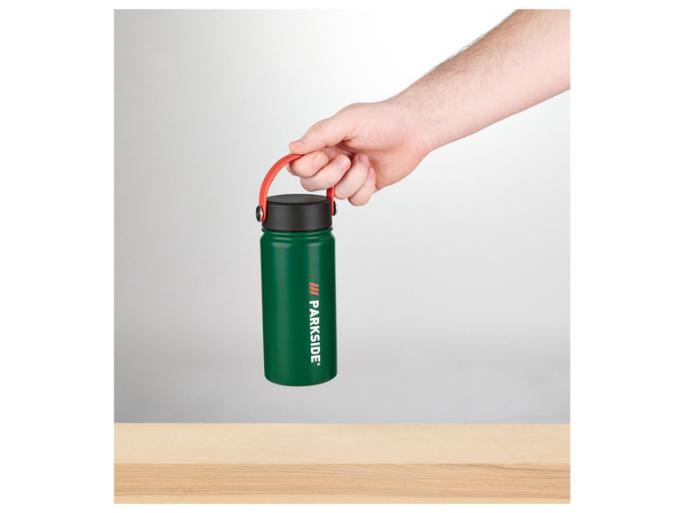 Une gourde verte avec une poignée rouge de Parkside.