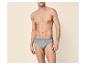 Torse d'un homme portant un slip gris sur un fond clair.