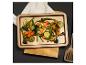 Brocoli, courgettes et patates douces rôties dans un plat à pâtisserie