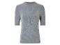 Un t-shirt en tricot gris clair à manches courtes.
