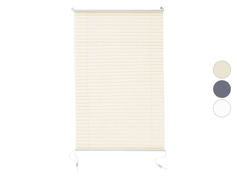 Un store plissé crème avec des cordons blancs.