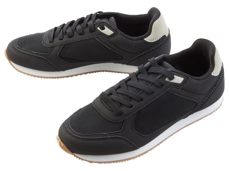 Deux paires de baskets noires avec des semelles blanches.