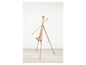 Un chevalet en bois pour exposer des œuvres d'art.