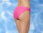 Un bas de bikini rose sur un fond bleu.