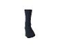 Une chaussette noire unie sur fond blanc.