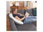 Femme enceinte lisant un livre, appuyée sur un coussin Theraline.