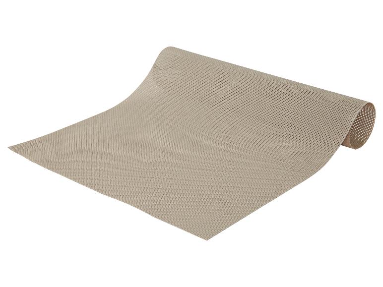 Sets de table beige enroulés, texture tissée.