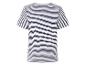 Un t-shirt à rayures blanches et bleues à manches courtes.