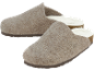 Paire de chaussons en feutre marron clair avec doublure intérieure blanche et semelle en liège.
