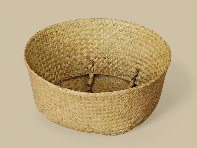 Panier tressé en jonc de mer de couleur naturelle.