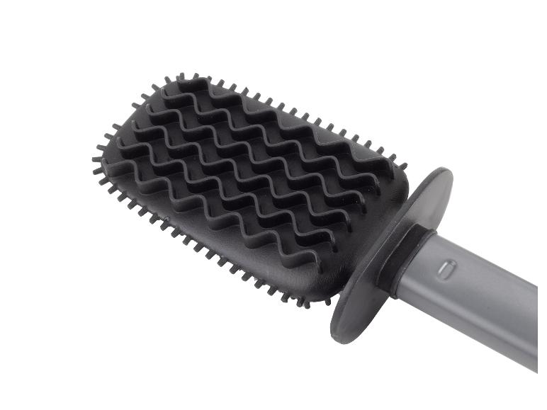 Brosse de nettoyage noire avec des picots ondulés et un manche gris.