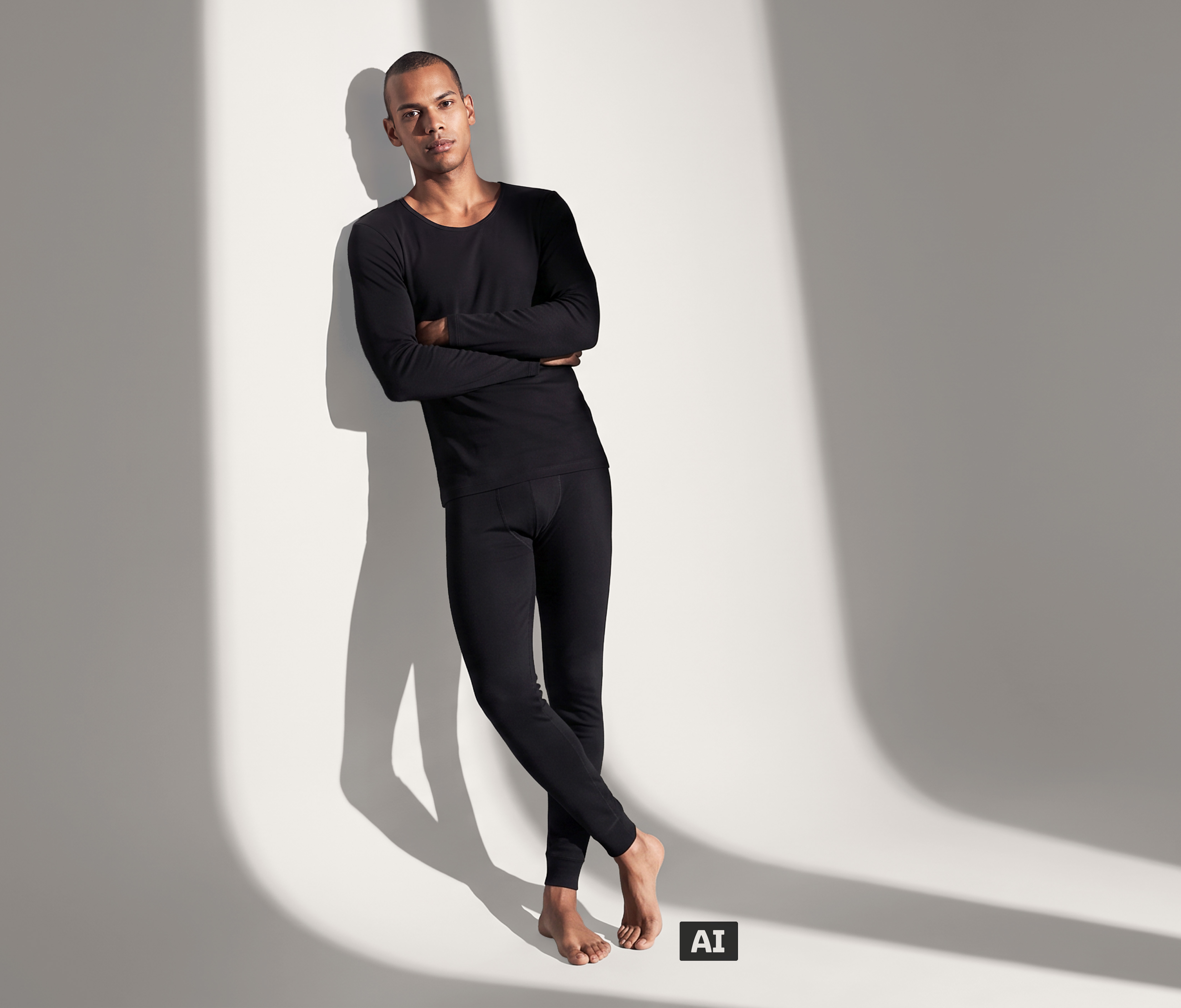 Cette image a été générée par IA : Un mannequin masculin porte le maillot de corps thermique de couleur noire.