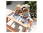 Deux enfants jouent avec du sable sur la table de pique-nique sable et eau SUNNY.