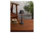 Une lampe noire avec une lueur orange sur une table en bois.