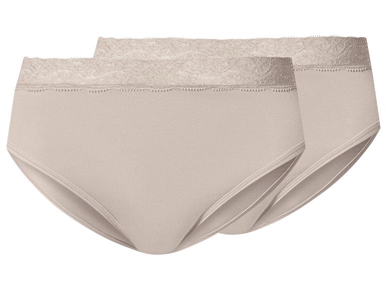 Deux paires de culottes beiges pour femmes avec bordure en dentelle.