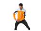 Homme en veste de sport Crivit orange, blanche et noire, et legging noir, s'étirant.