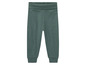 Un pantalon de survêtement vert foncé