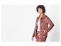 Une femme porte un jogging en velours rose.