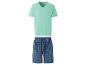 Pyjama homme : t-shirt vert clair et short à carreaux bleus.