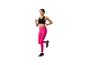 Femme courant en leggings et soutien-gorge sport rose.