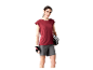 Femme en t-shirt et short de sport, avec casque et gants.
