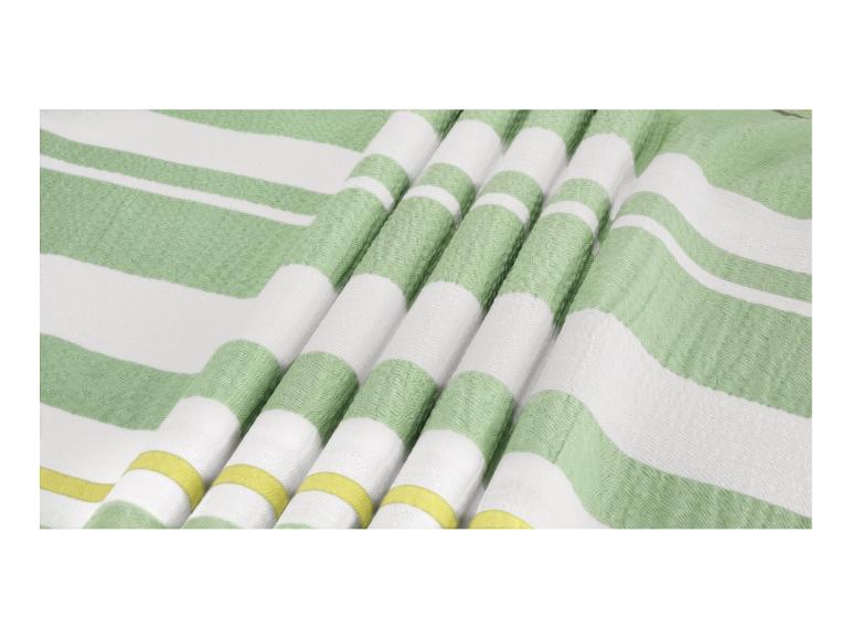 Tissu rayé vert, blanc et jaune avec une texture froissée.