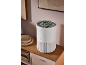 Purificateur d'air cylindrique blanc avec écran numérique sur un buffet en bois