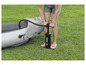 Une personne gonfle un kayak gonflable avec une pompe à air Bestway.