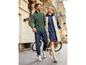 Un homme et une femme marchent dans la rue avec un pull et une robe en jean.