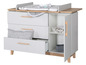 Une commode blanche avec trois tiroirs, un plan à langer et une armoire