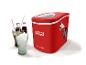 Glacière à glace Coca-Cola avec deux bouteilles et des verres.