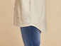Une chemise beige clair et un jean bleu.