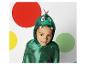 Un enfant porte une cape de dragon verte et a un maquillage de dragon.