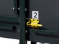Une construction en acier verte avec une serrure jaune