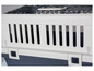 Une cage de transport blanche pour chien avec une grille